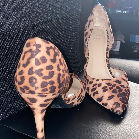 Leopard print high heels with pointy toe - Picture 2 of 4